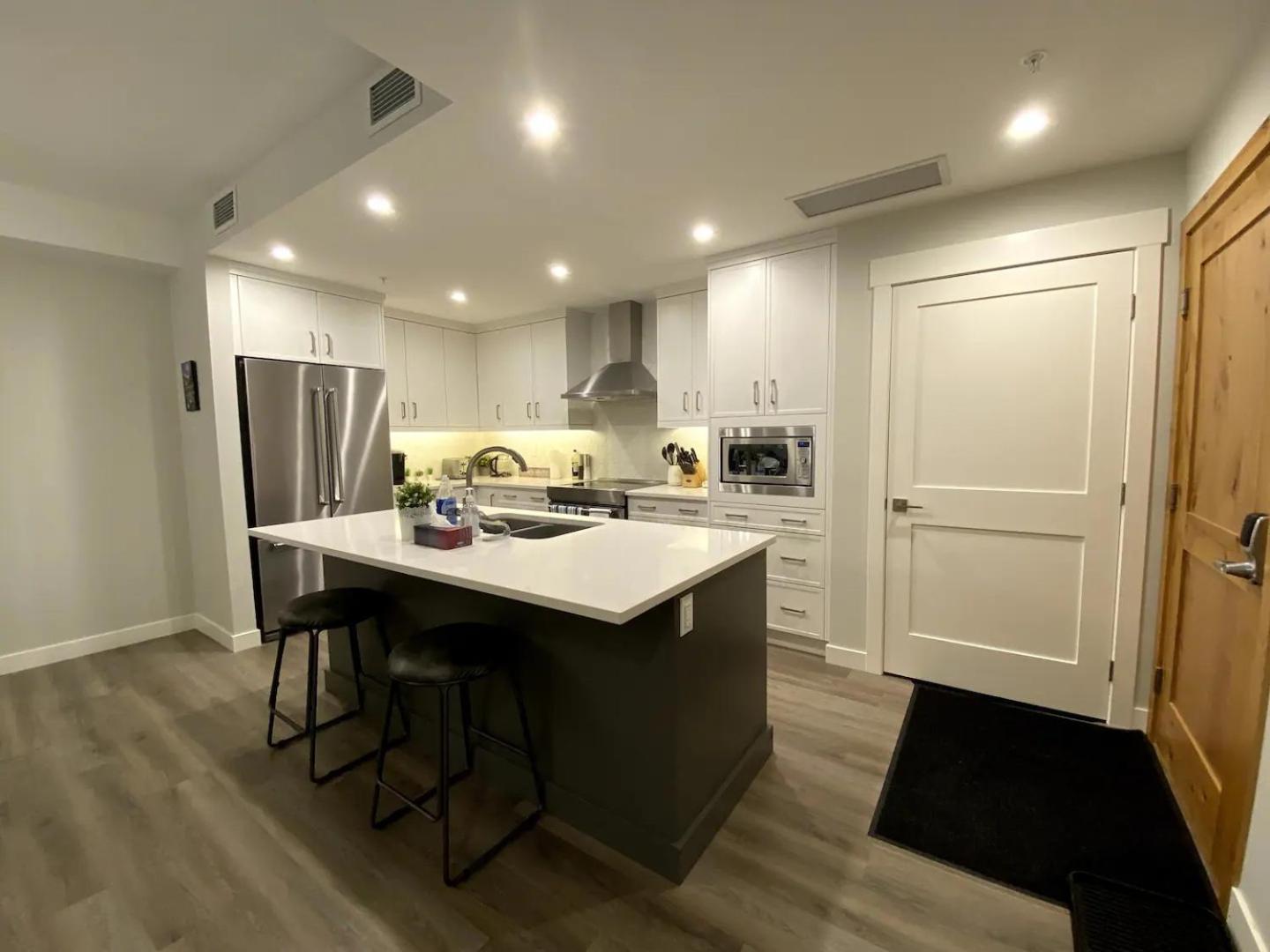 Luxury Unit In The Heart Of Канмор Экстерьер фото